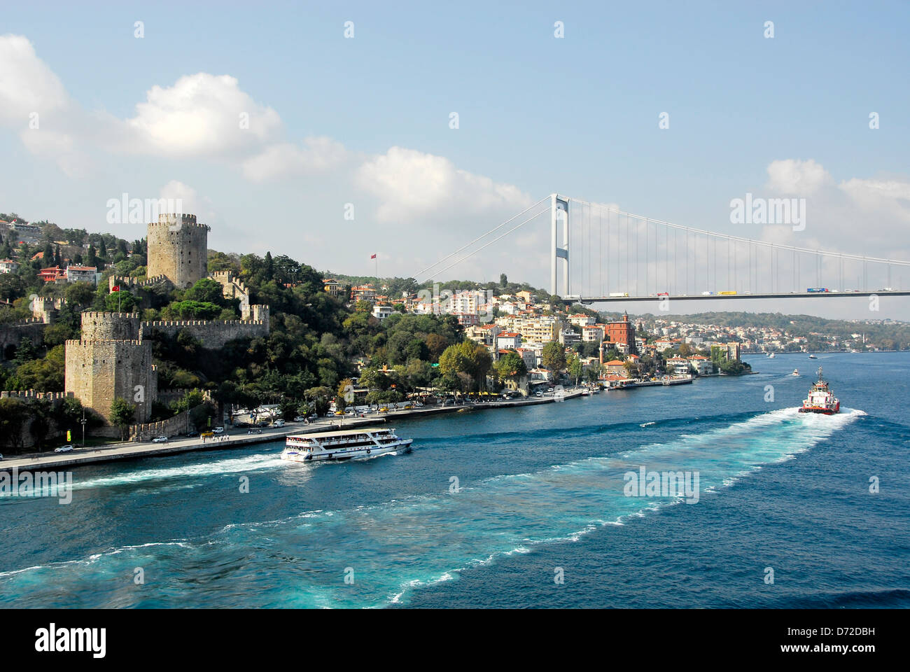Rumeli Castello e la Fatih Sultan Mehmet sul lo stretto del Bosforo ad Istanbul in Turchia Foto Stock