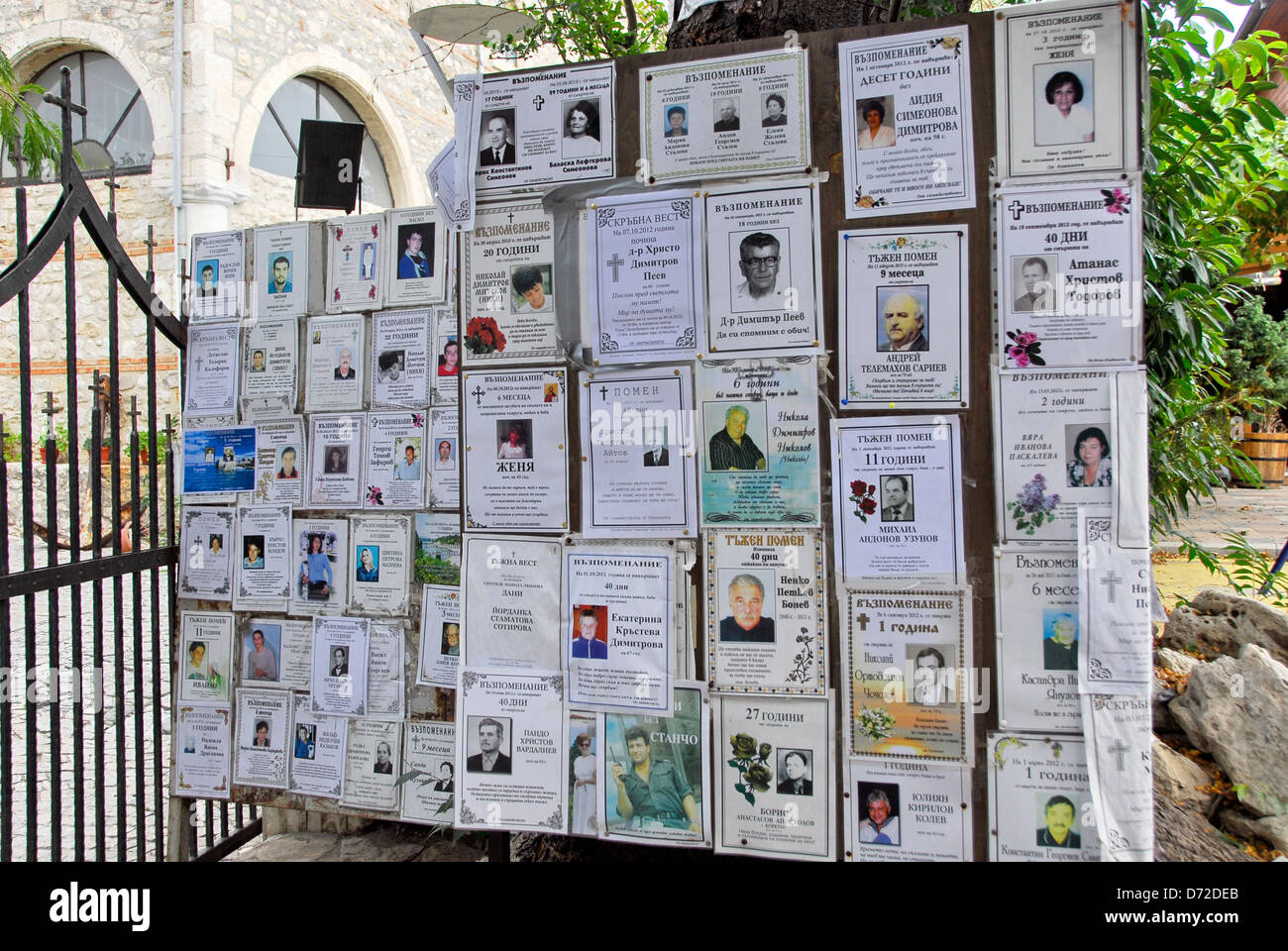 Memorial posters e avvisi di morte nell'antica città di Nesebar, Bulgaria Foto Stock