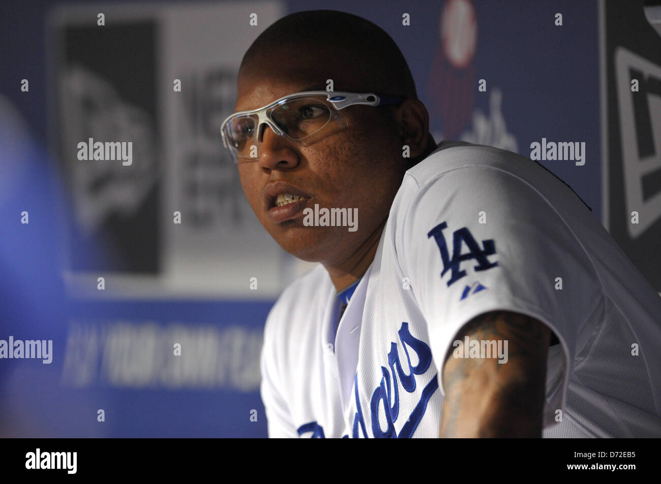 Los Angeles, CA, Stati Uniti d'America. Aprile 26, 2013. Los Angeles Dodgers relief pitcher Ronald Belisario (51) guarda dalla panchina durante il Major League Baseball gioco tra i Los Angeles Dodgers e il Milwaukee Brewers a Dodger Stadium di Los Angeles, CA. David cofano/CSM/Alamy Live News. Foto Stock