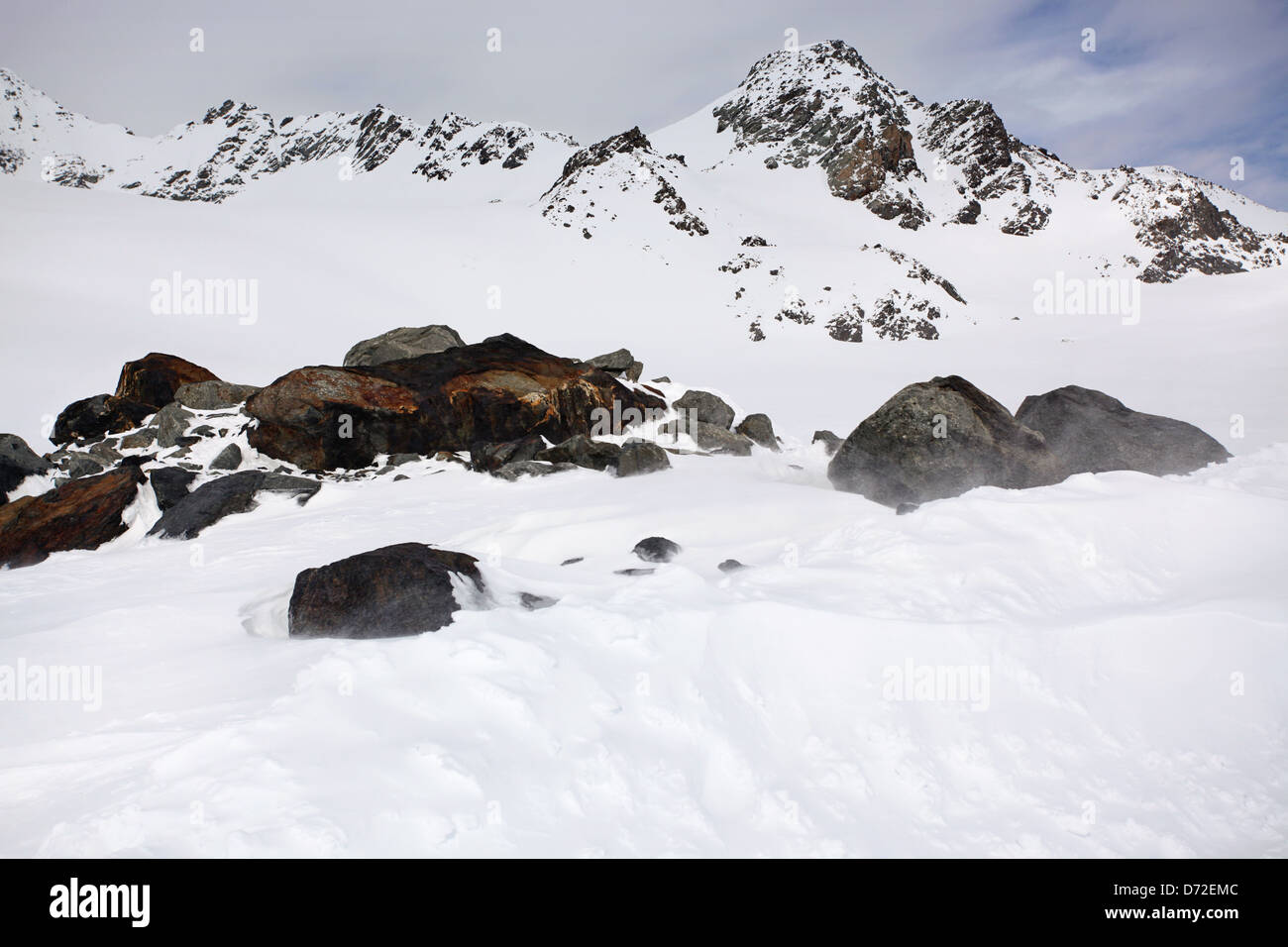 Ventoso coperta di neve rocce. Tipiche del tipo di viaggio foto da una vacanza di sci nelle Alpi francesi Foto Stock