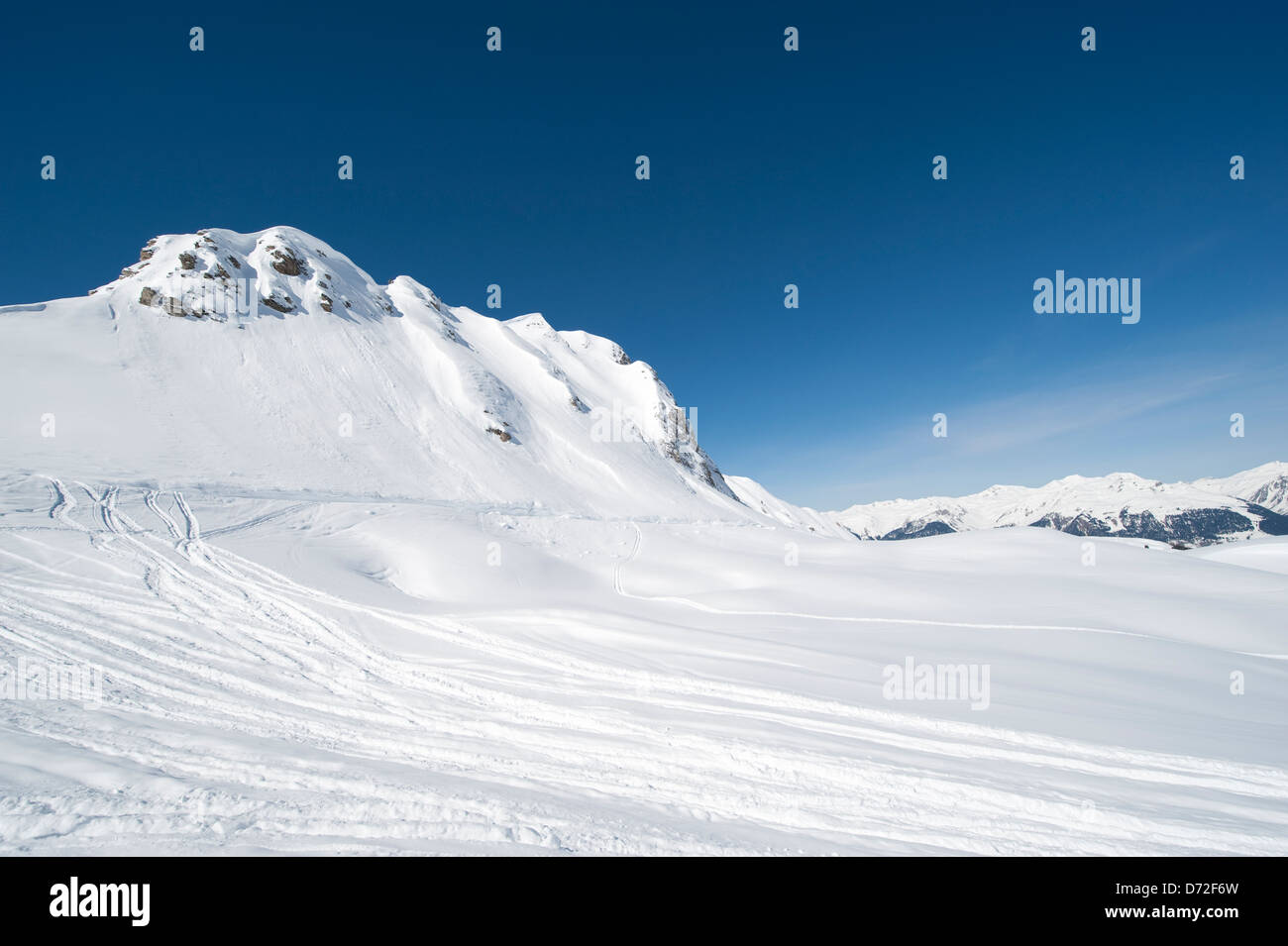 Coperte di neve montagna alpina e cielo blu nelle Alpi francesi Foto Stock
