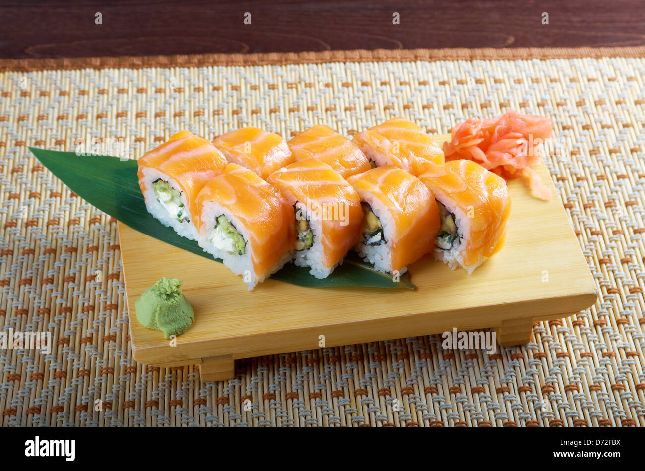 Uramaki. Philadelphia classico. Salmone, formaggio Filadelfia, cetriolo, avocado, tobiko. I sushi giapponesi Foto Stock