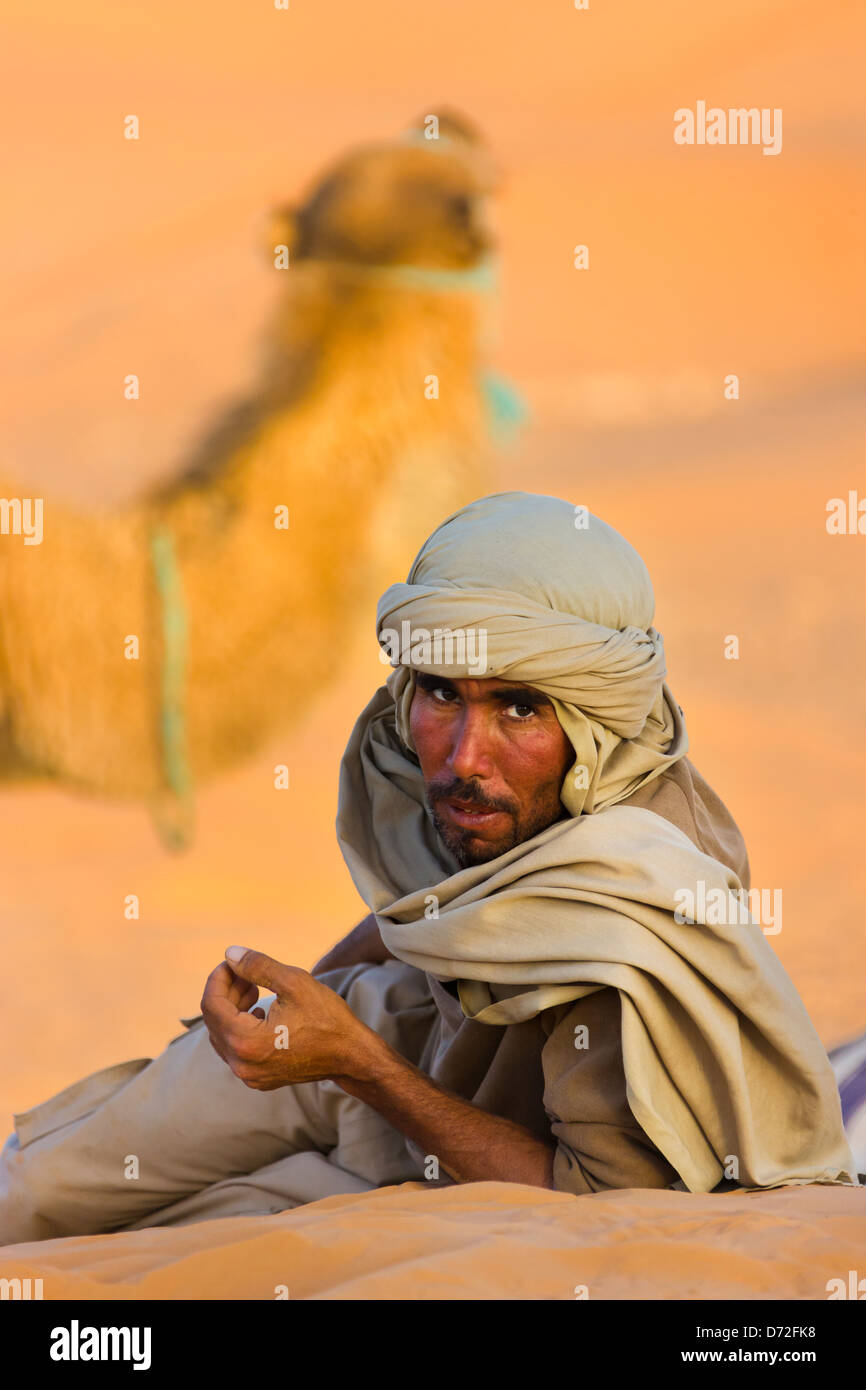 Uomo con cammello nel deserto del Sahara, Ksar Ghilane, Tunisia Foto Stock