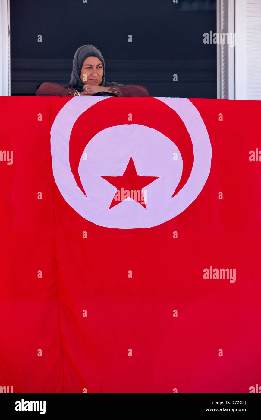 Donna con tunisino bandiera nazionale, Tunisia Foto Stock