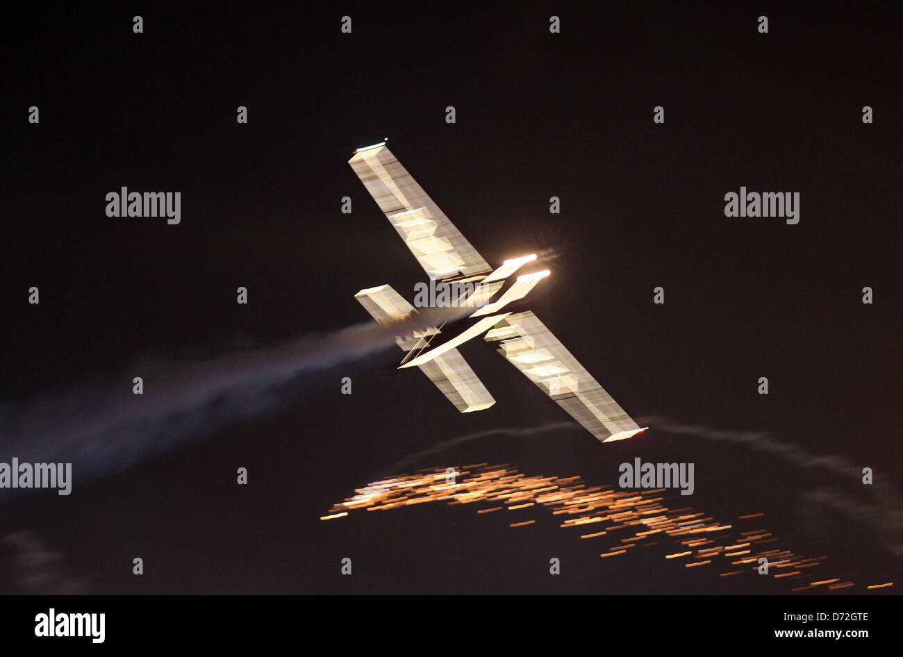 Dubai, Emirati arabi uniti, aeroplano vola attraverso l'aria di notte Foto Stock