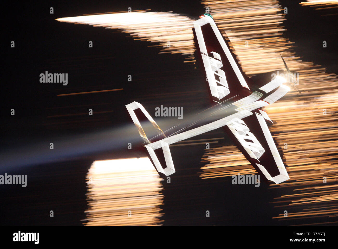 Dubai, Emirati arabi uniti, aeroplano vola attraverso l'aria di notte Foto Stock