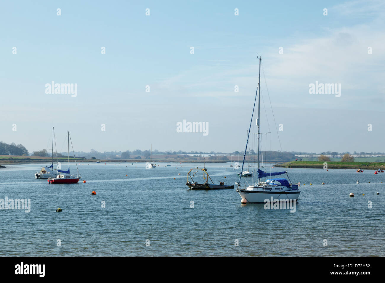 Il fiume Deben a Woodbridge, Suffolk, nei primi giorni di sole del mattino. Foto Stock