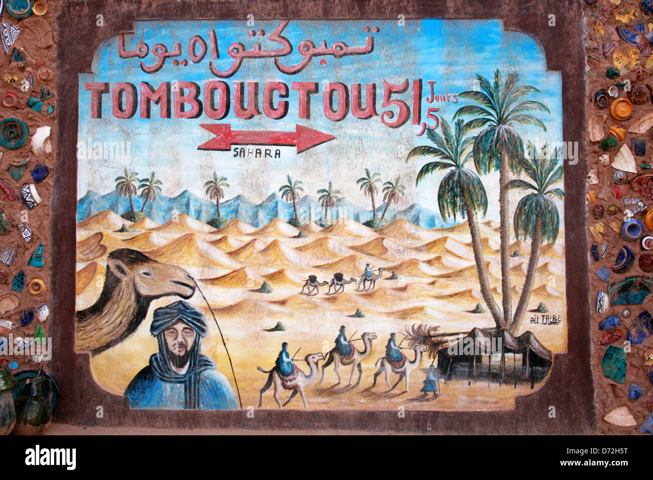 La Strada di Timbuctù / Tombouctou. Un segno in Marocco che indica 51 giorni da cammello a Timbuktu, Mali Foto Stock