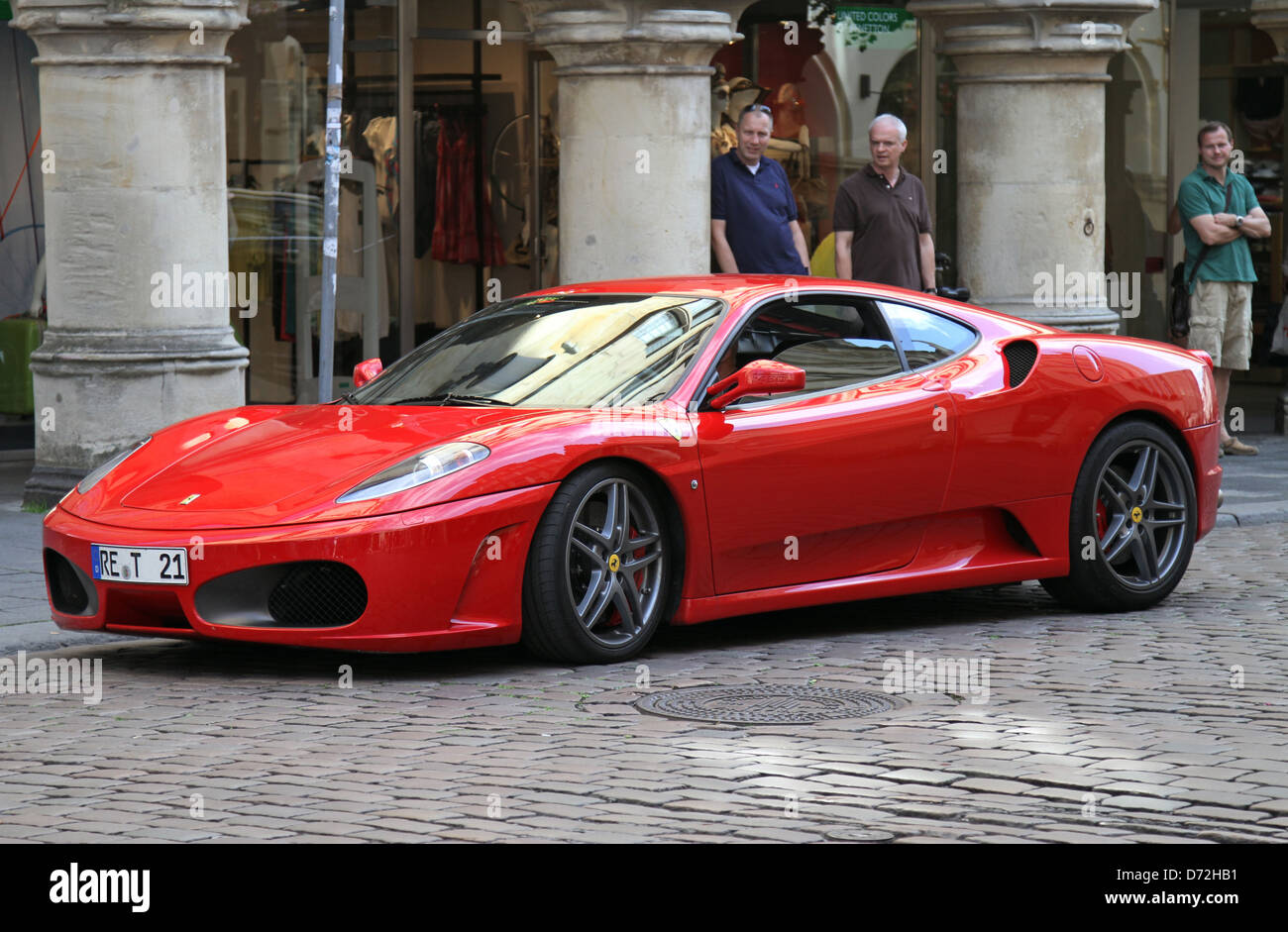 Muenster, Germania, uomini guardare una Ferrari F 430 Foto Stock