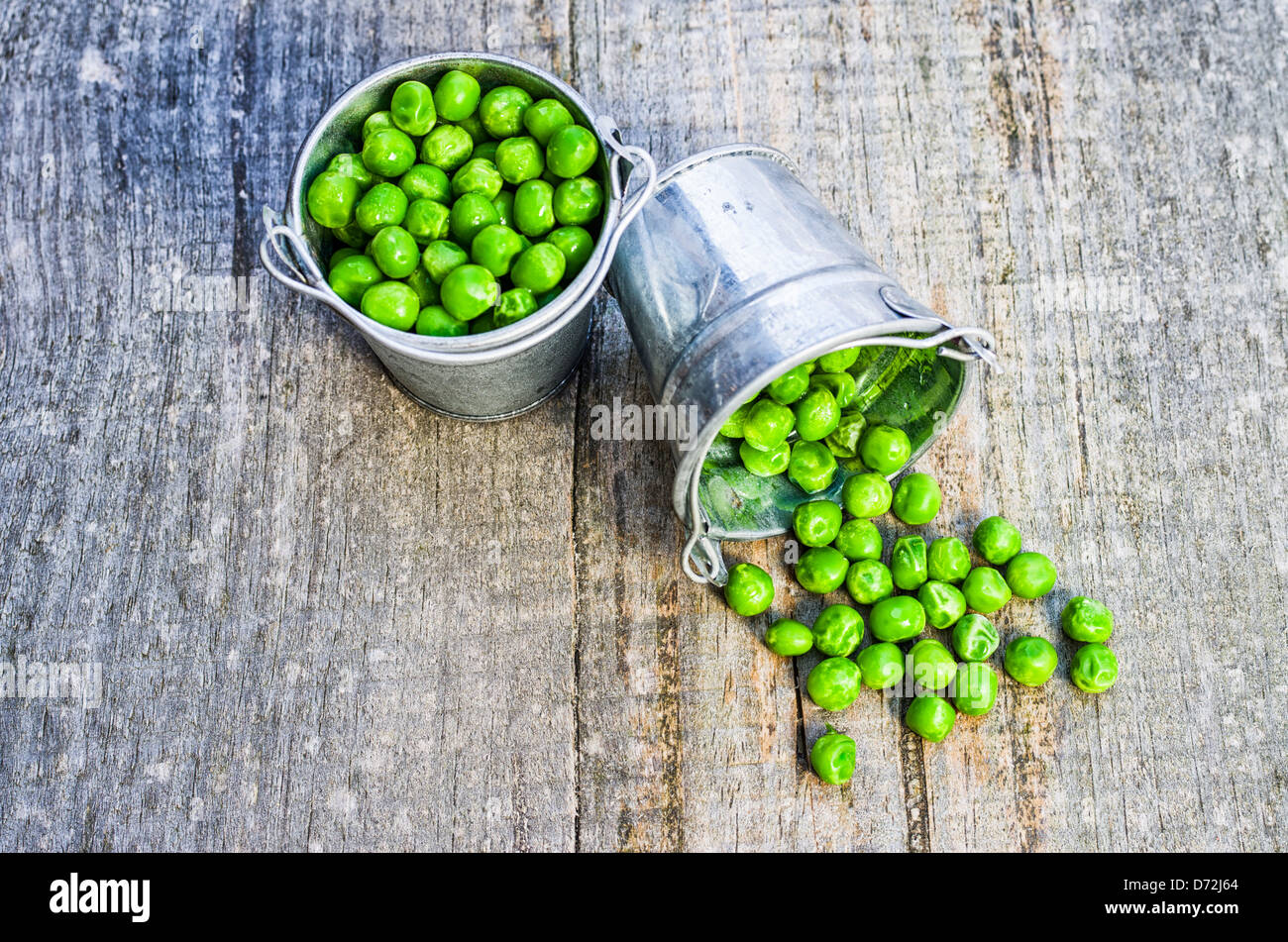 I piselli al di fuori di un contenitore Foto Stock