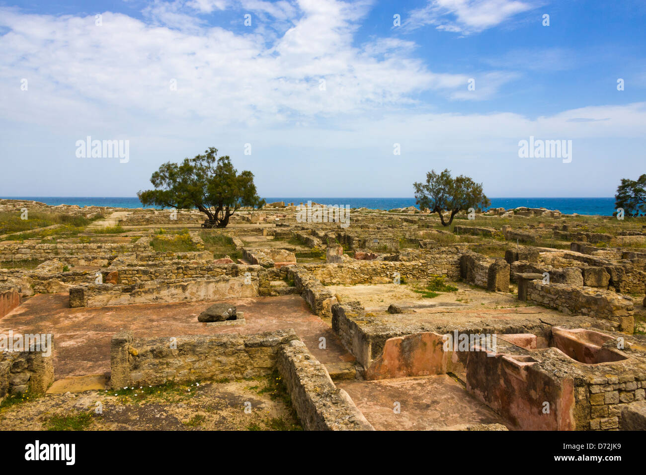 Presto le rovine romane, casa con cortile e peristilio, Rovine di Kerkouane, Cap Bon, in Tunisia Foto Stock