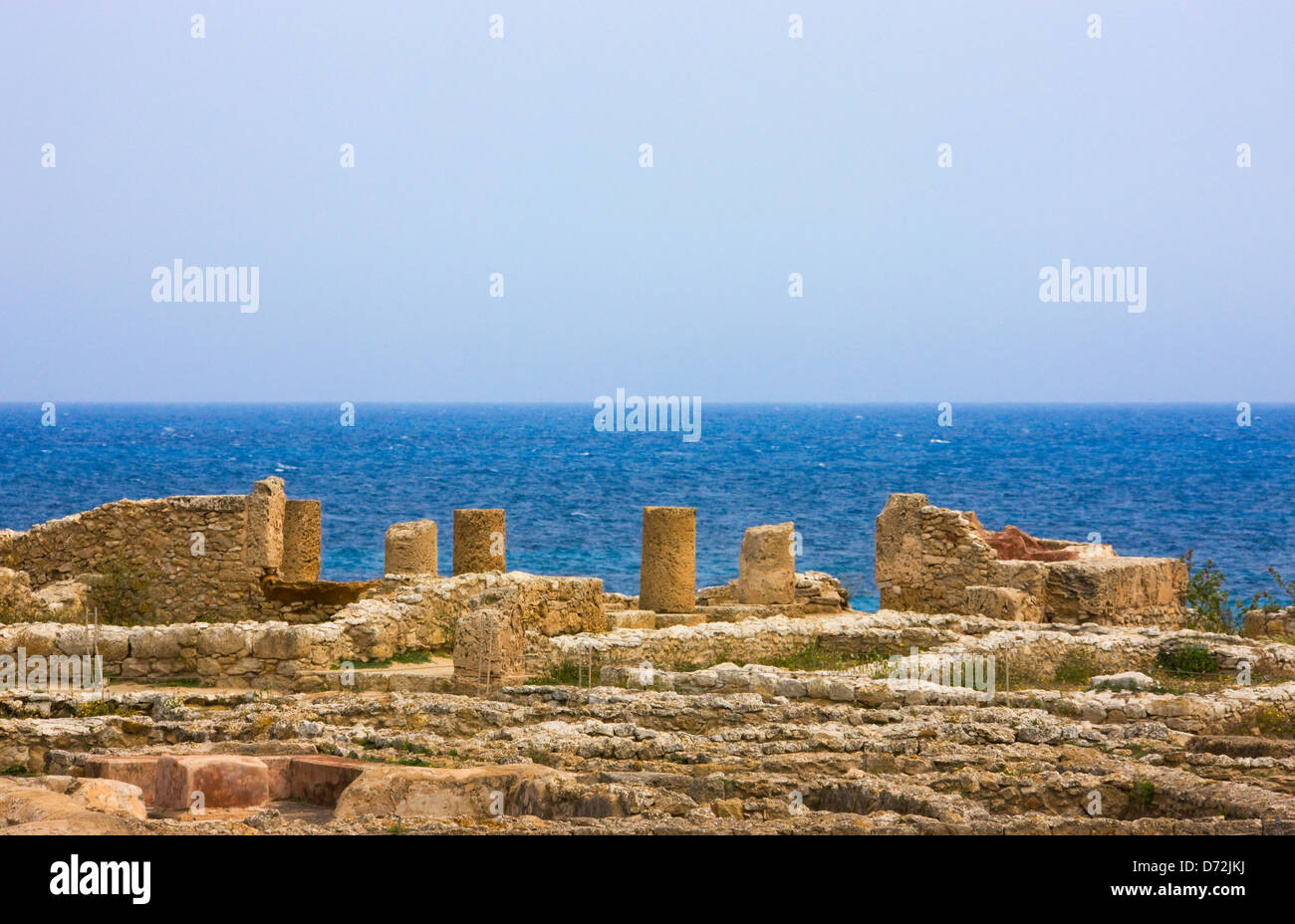 Presto le rovine romane, casa con cortile e peristilio, Rovine di Kerkouane, Cap Bon, in Tunisia Foto Stock