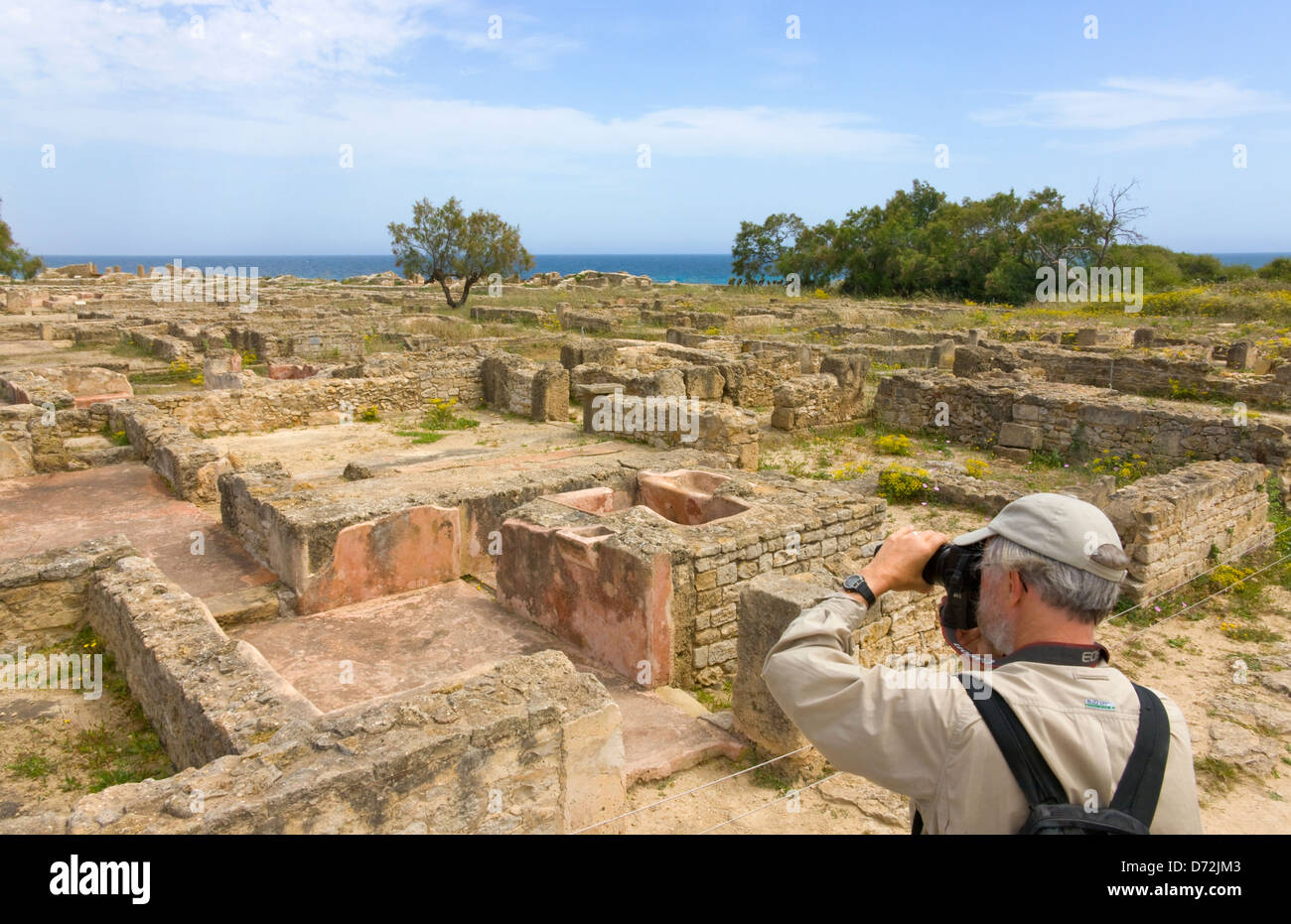 Fotografare turistici inizio le rovine romane, casa con cortile e peristilio, Rovine di Kerkouane, Cap Bon, in Tunisia Foto Stock