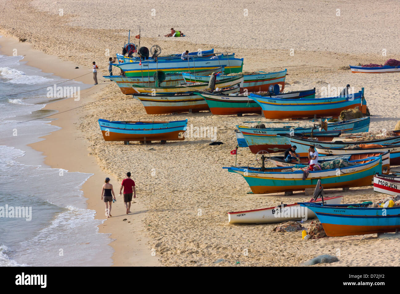 Barche di pescatori sulla spiaggia, Hammamet, Tunisia Foto Stock