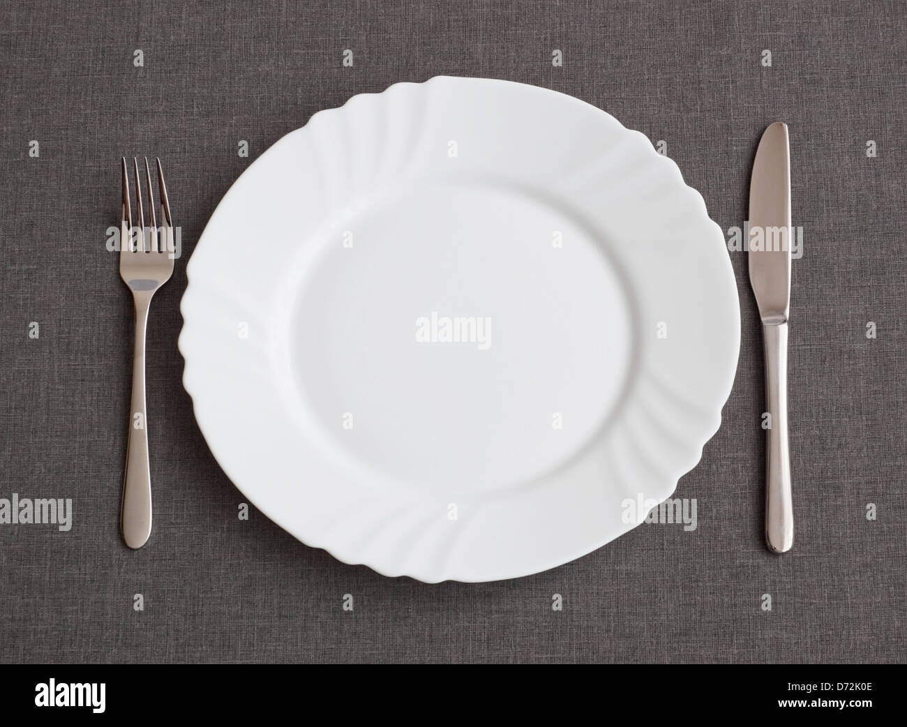 Set di utensile per la cena: piastra, coltello e forchetta Foto Stock