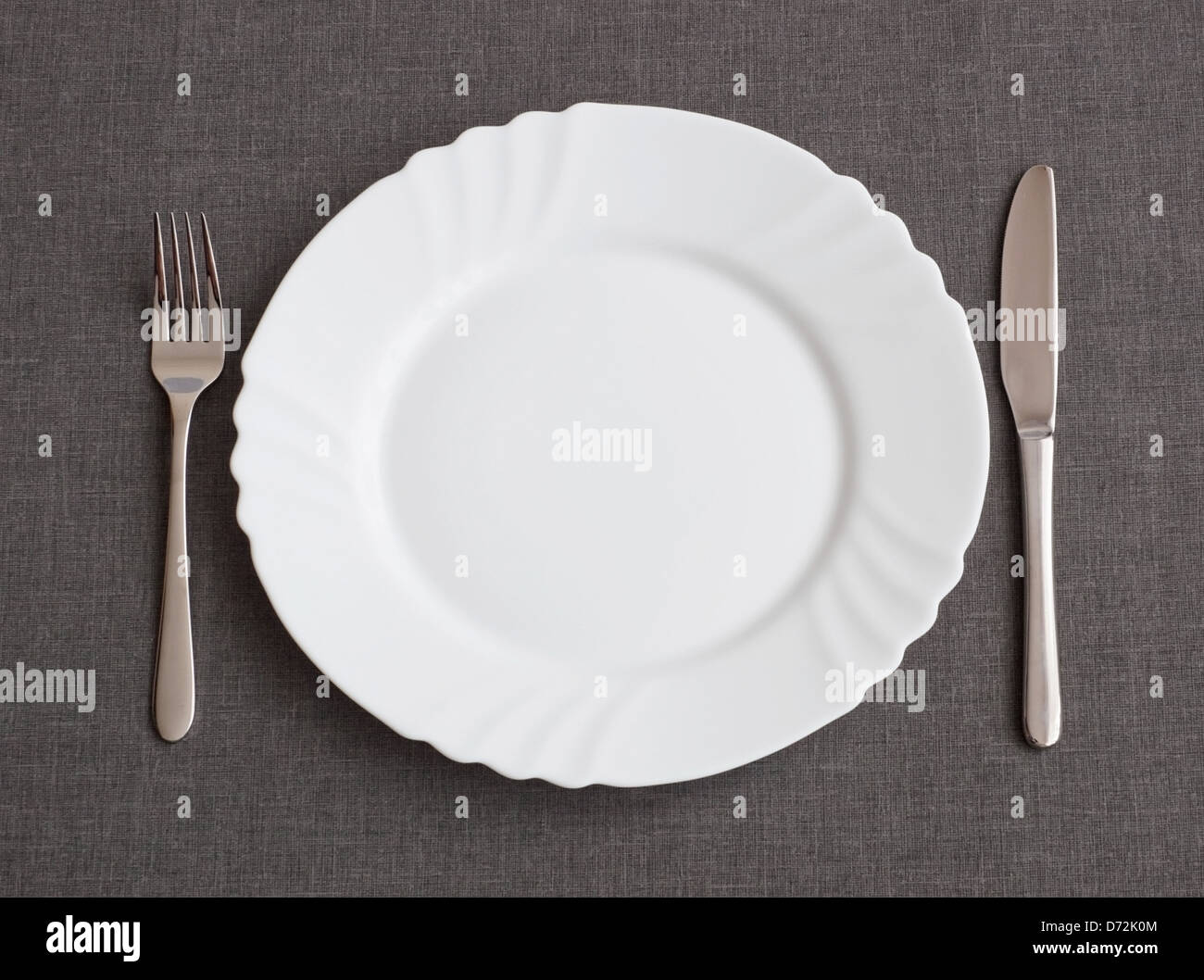 Set di utensile per la cena: piastra, coltello e forchetta Foto Stock
