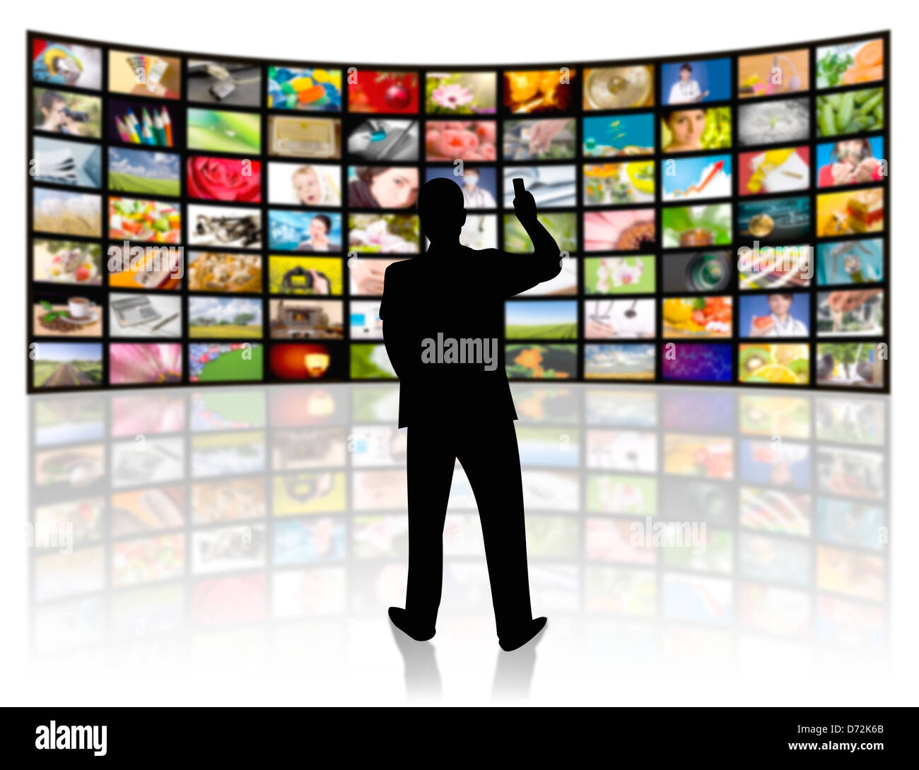 Vista posteriore di un giovane uomo di guardare un grande pannello TV Foto Stock