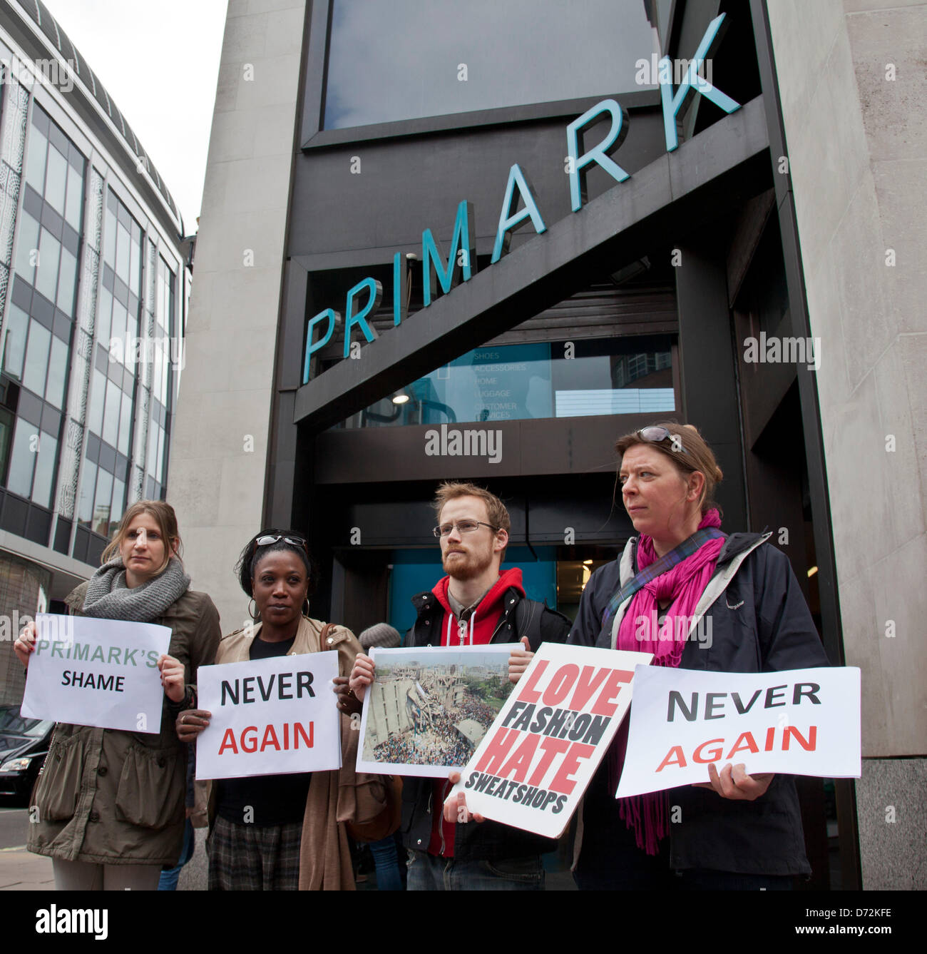 Ong War on Want rally Primark store in Oxford Street, Londra, dopo la tragedia della fabbrica in Bangladesh Foto Stock