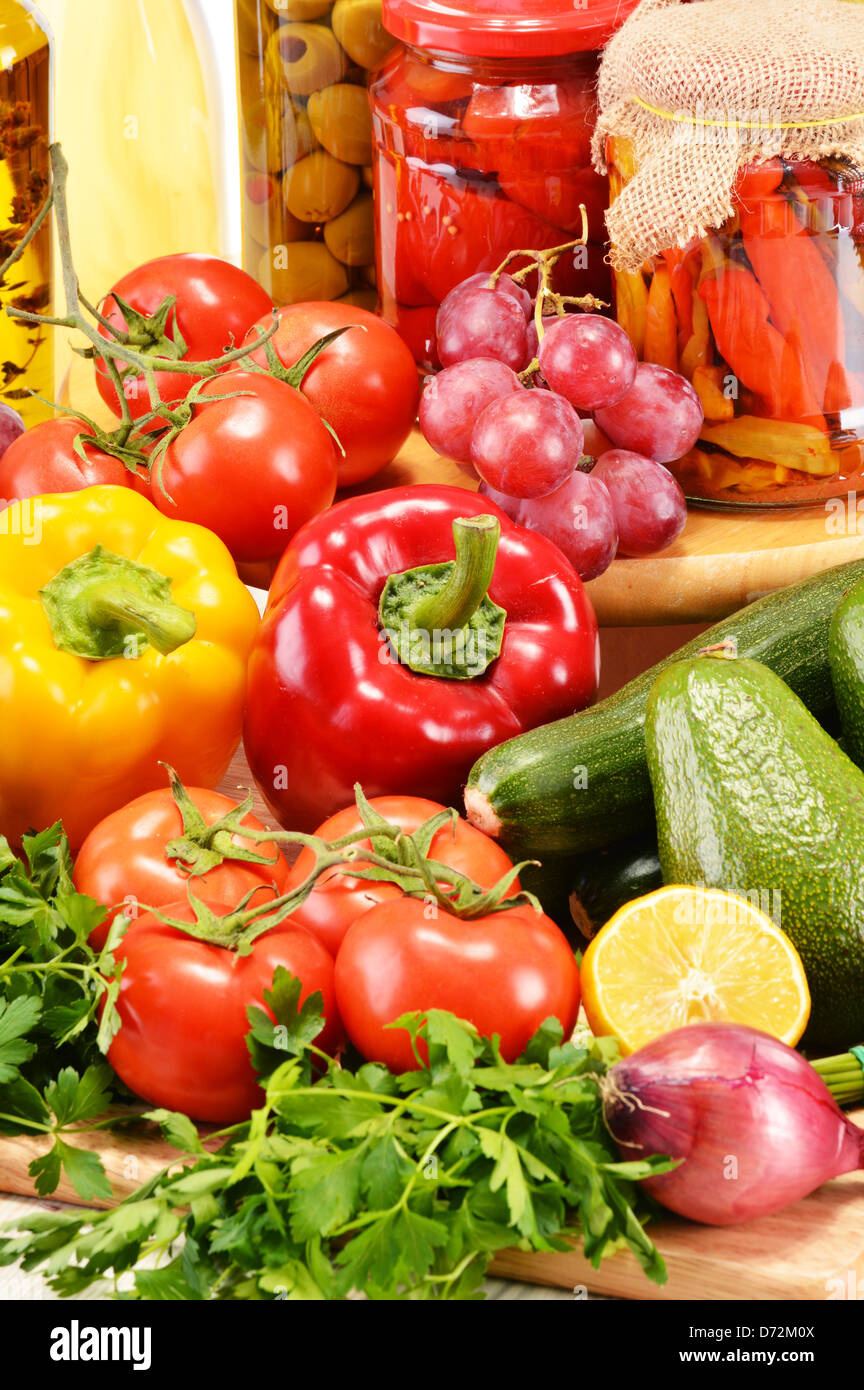 Un assortimento di prodotti alimentari comprendente frutta verdura pane vino prodotti lattiero-caseari e carni Foto Stock