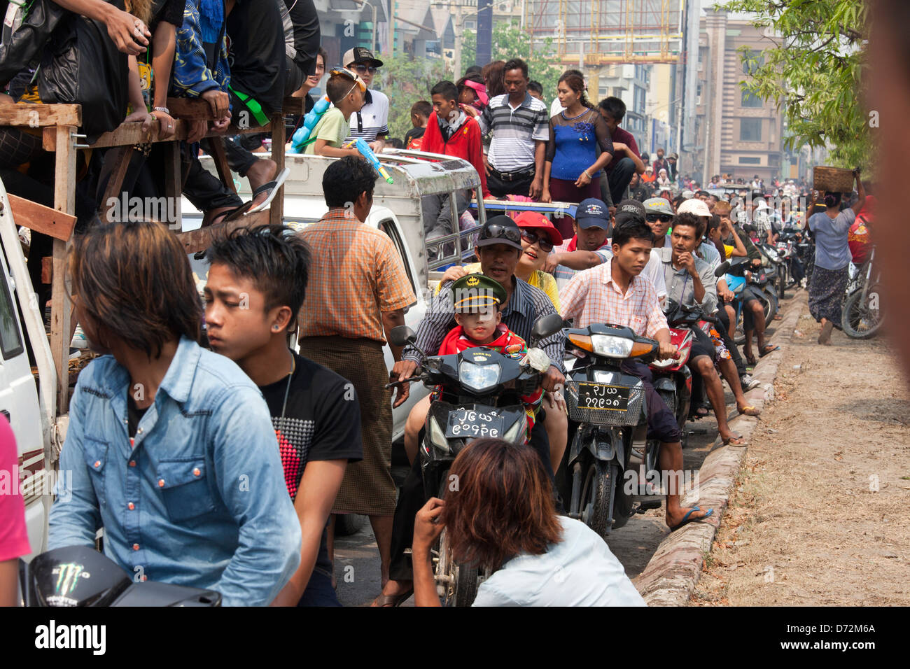 Il traffico è venuto a un fermo come migliaia si riversa nelle vie per il Thingyan Festival dell'acqua. Foto Stock