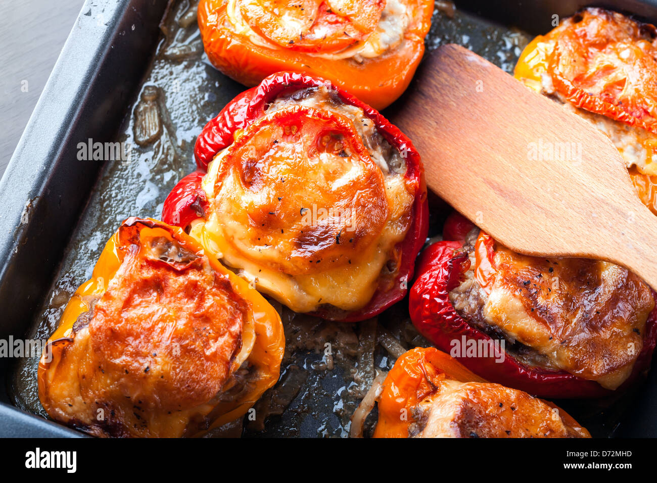 Peperoni ripieni di carne tritata sul nero teglia Foto Stock