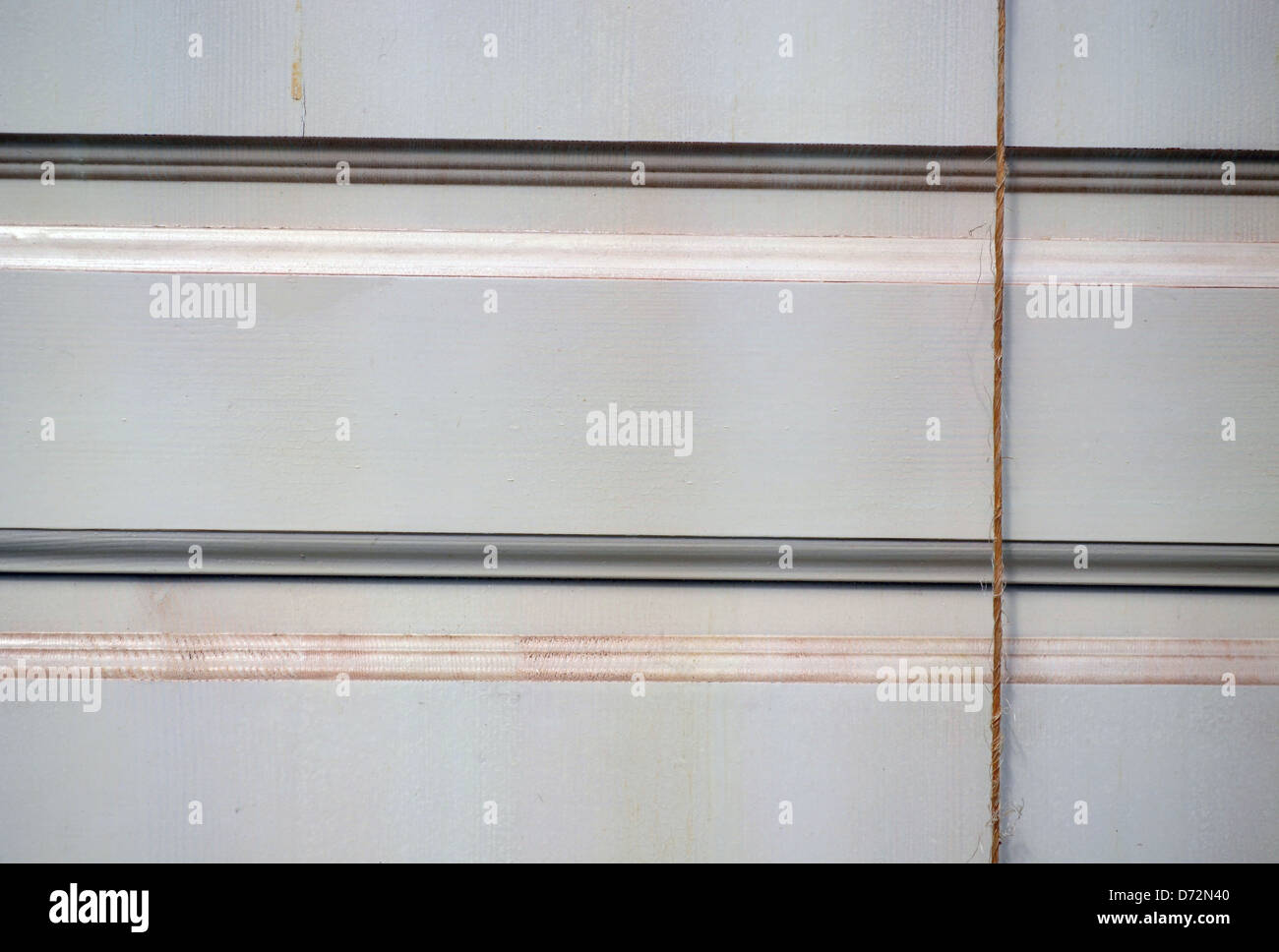 Potente cascata su pendii rocciosi in estate Foto Stock
