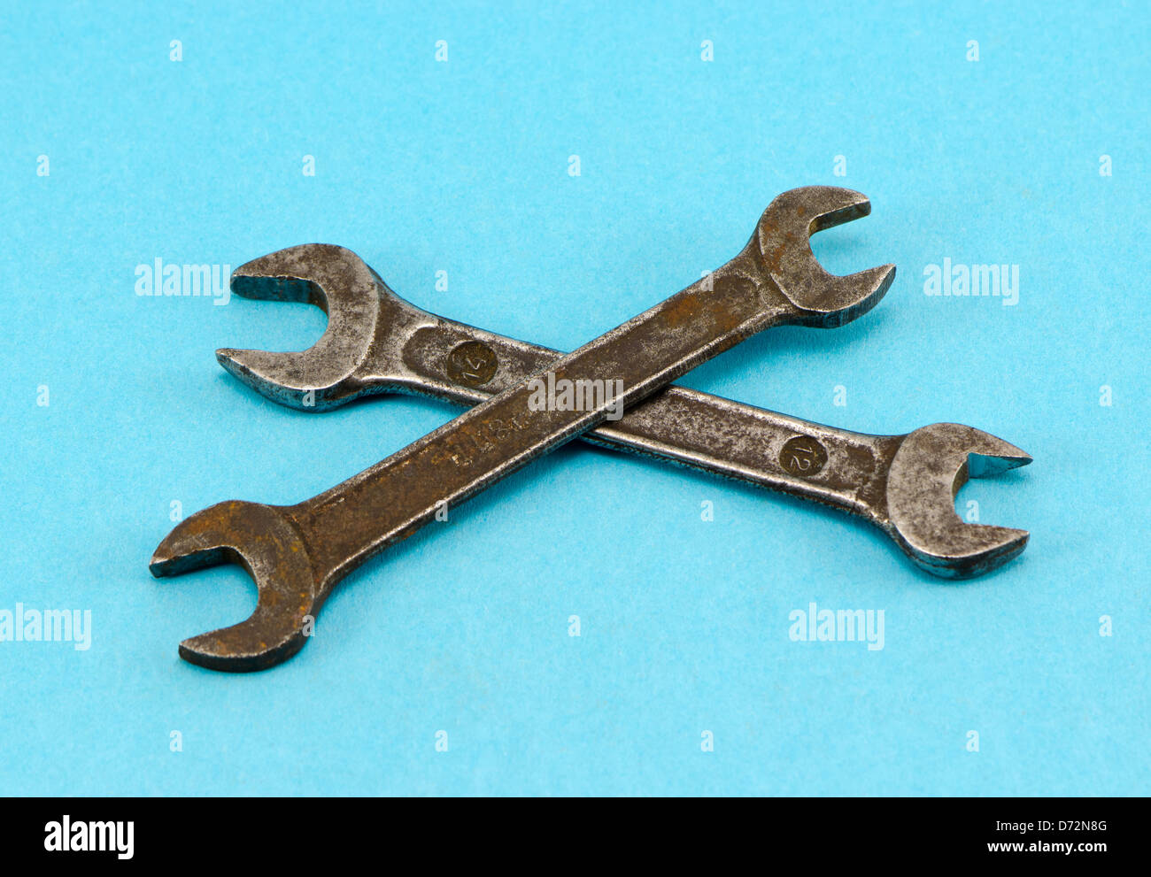 Coppia retrò rusty dimensioni diverse chiavi di vite strumenti chiave su sfondo blu. Foto Stock