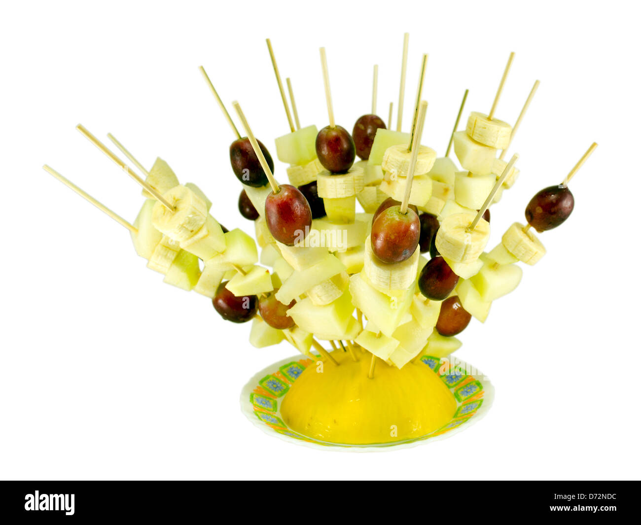 Frutta e uva banana scewers pezzo su legno broachs inserito nel melone al piatto piccolo. una sana dieta alimentare isolato di decorazione su Foto Stock