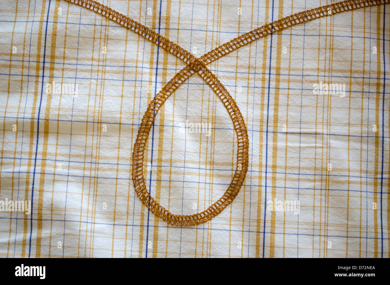 Ornamento di loop su orange linee blu square camicia in tessuto dello sfondo. Foto Stock
