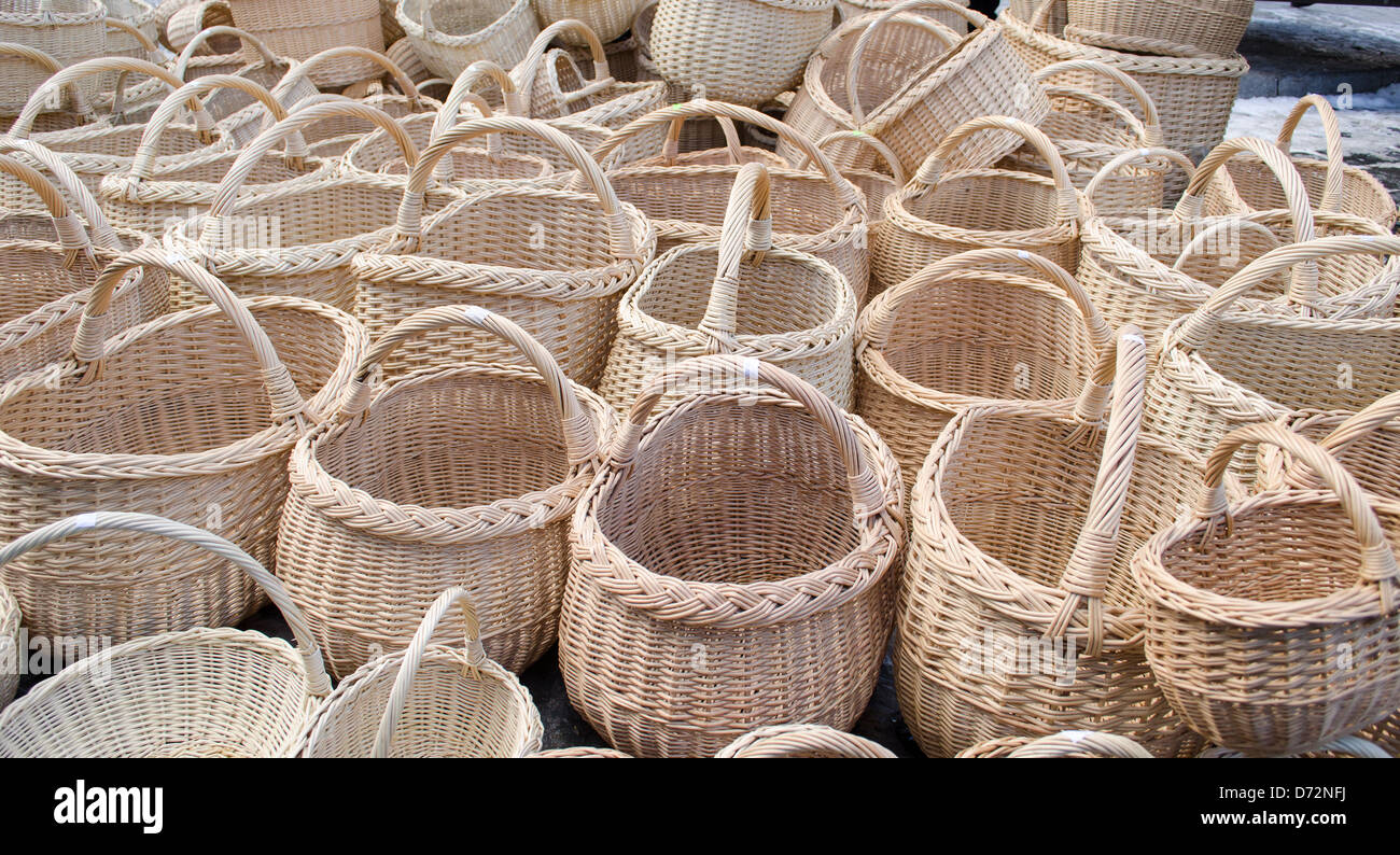 Fatte a mano in vimini diy cesto in legno con manico di vendere in outdoor city street market fair. Foto Stock