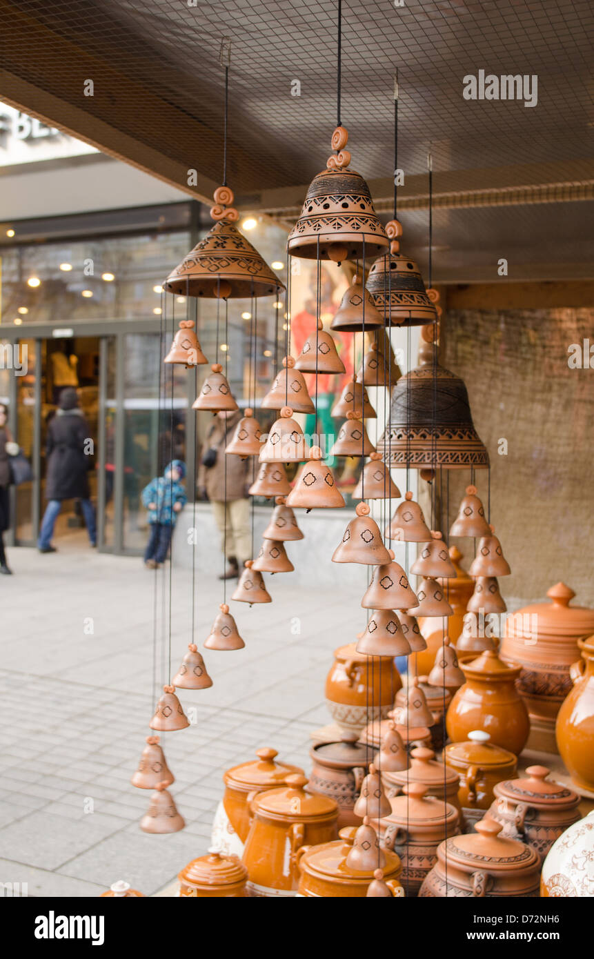 Pentole di creta ed appendere le campane della pasticceria venduti nel negozio al di fuori del negozio e del mercato la gente a piedi in strada della citta'. Foto Stock