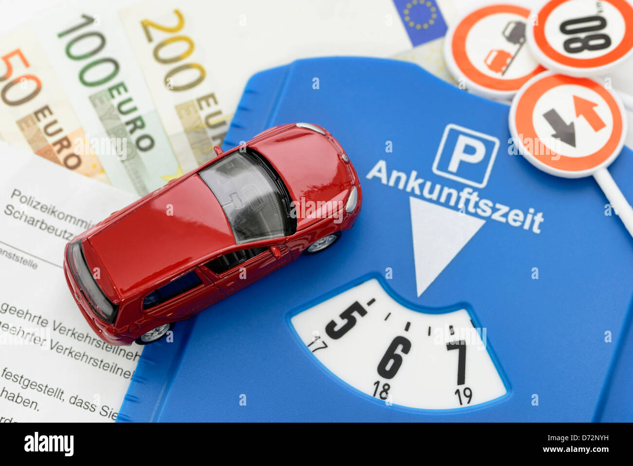 Auto in miniatura, ticket e disco di parcheggio, maggiori pene per Falschparker Foto Stock