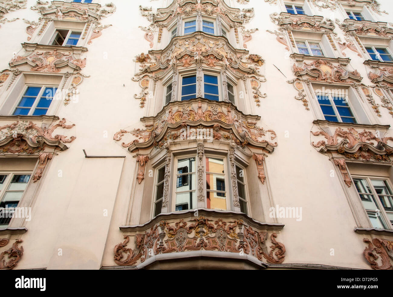 Una facciata di edificio ad Innsbruck in Austria. Foto Stock