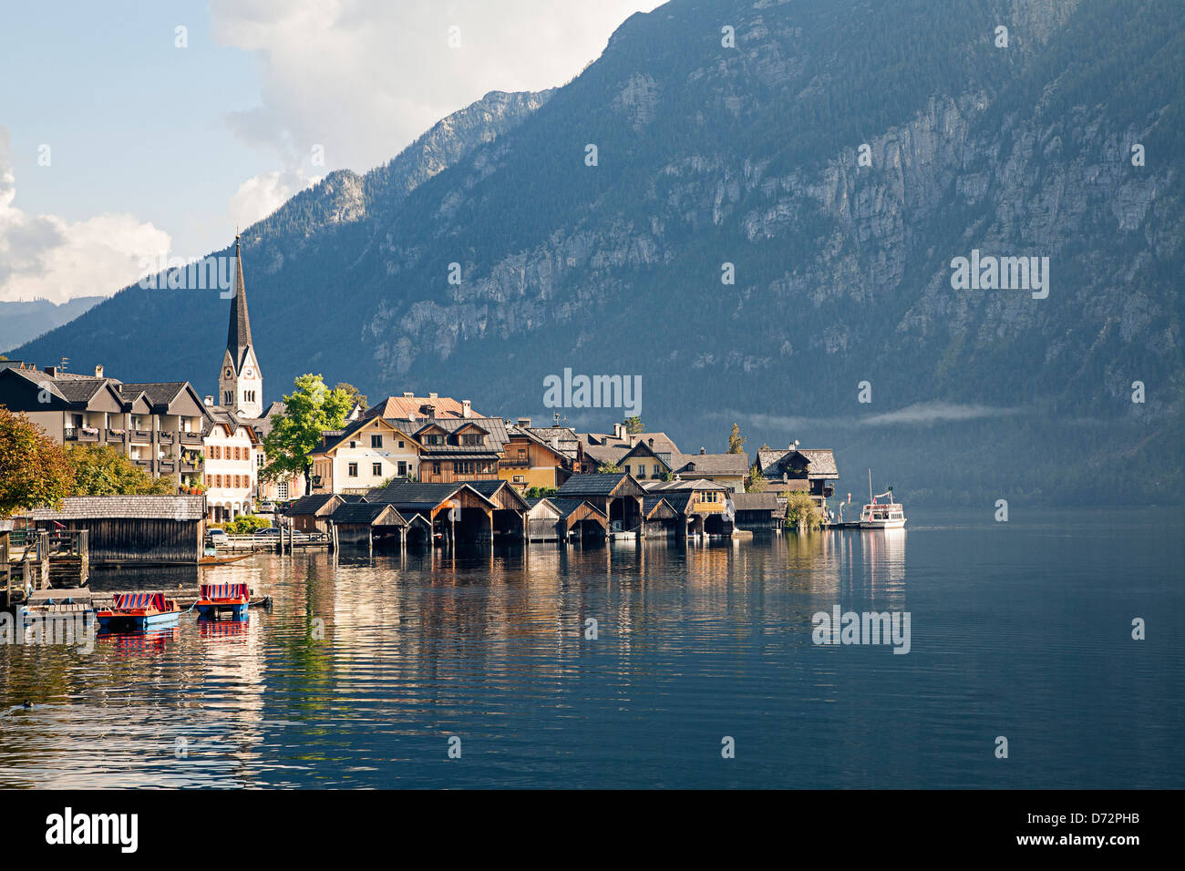 Hallstatt sul Hallstatter vedere nelle Alpi austriache. Foto Stock
