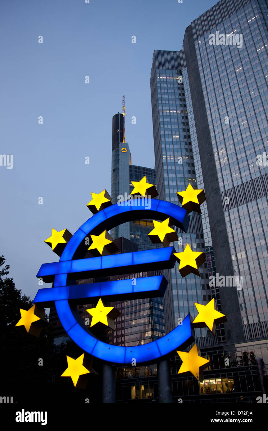 Francoforte sul Meno, Germania, illuminated euro scultura di fronte alla torre della BCE euro Foto Stock
