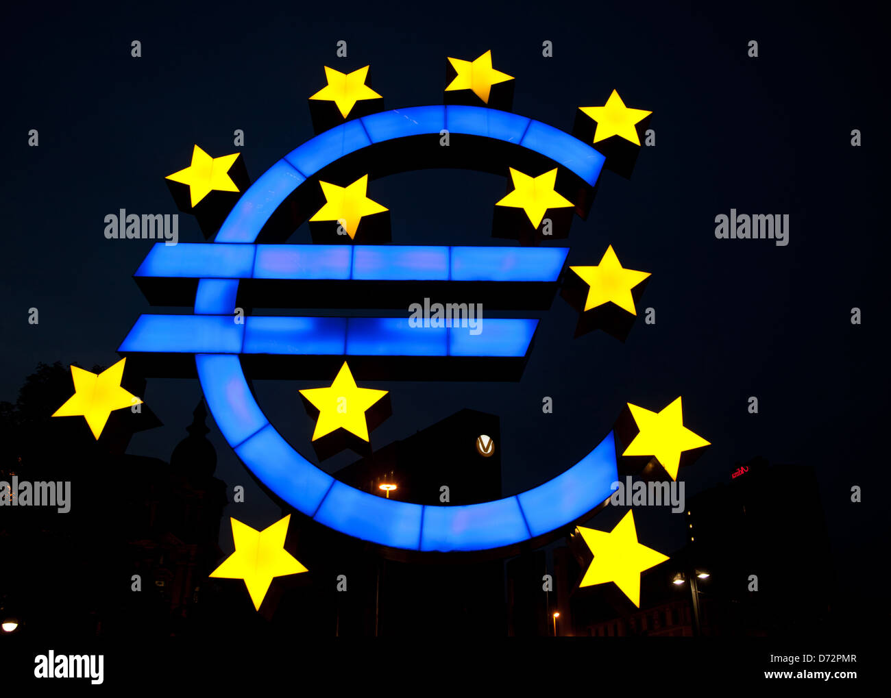 Francoforte sul Meno, Germania, illuminated euro scultura di fronte alla torre della BCE euro Foto Stock