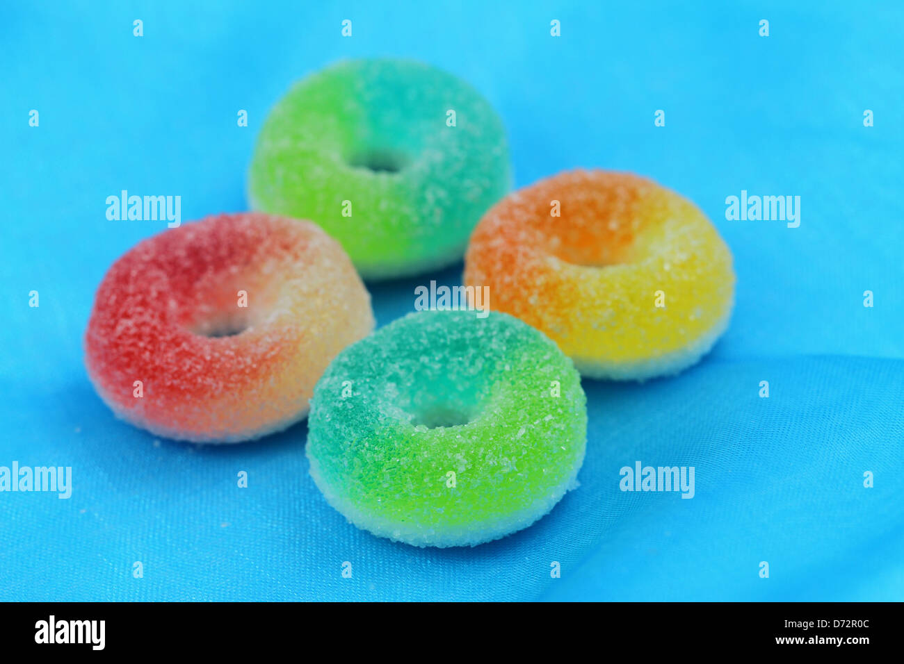 Le gelatine colorate su sfondo blu, close up Foto Stock