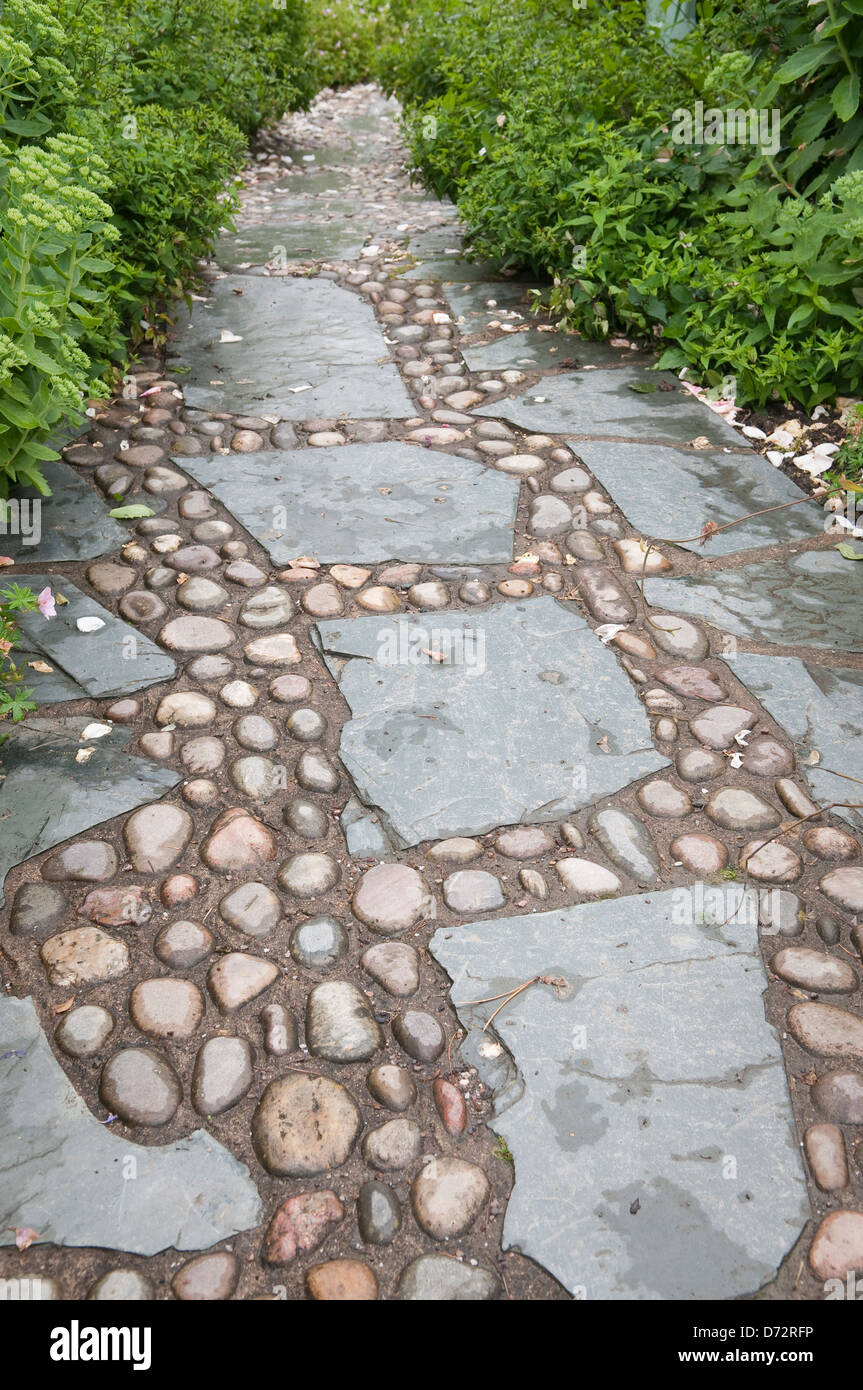 Svuotare il vicolo di pietra nel giardino inglese Foto Stock