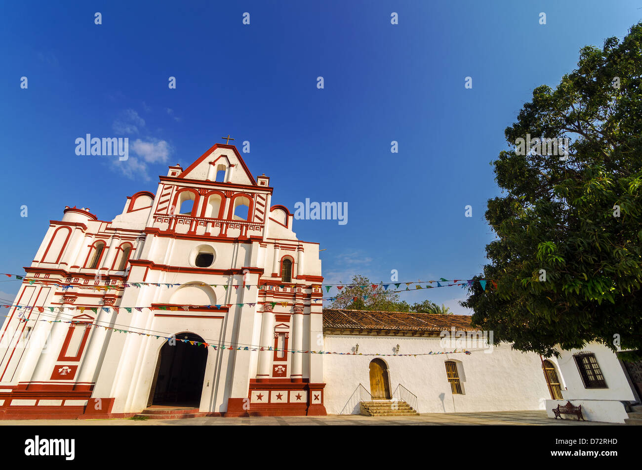 Facciata di un bianco chiesa coloniale in Chiapa de Corzo in Chiapas, Messico Foto Stock