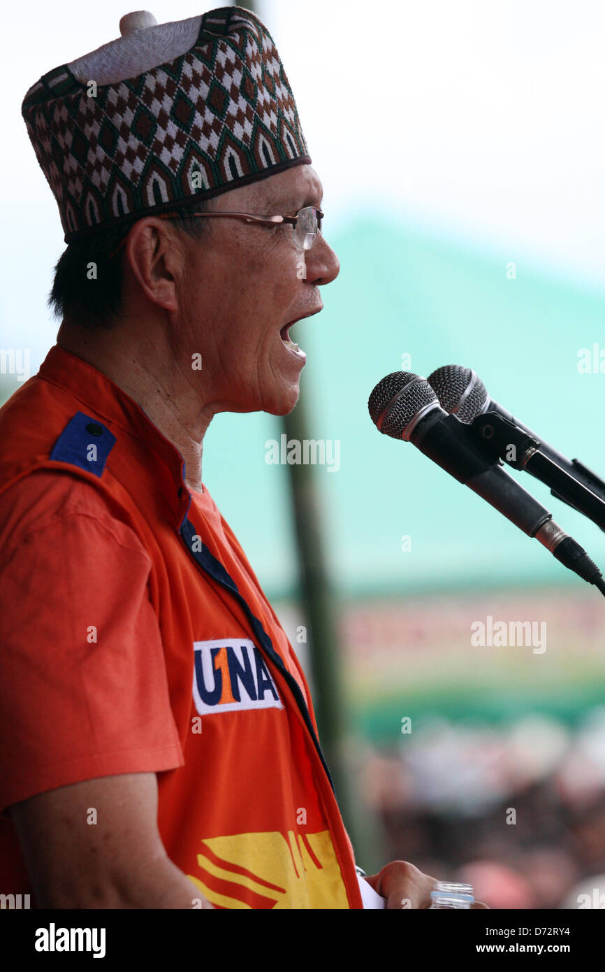 MAGUINDANAO, 27 Aprile, 2013. Candidato Gubernatorial Tucao Mastura gesto durante il suo discorso alla loro campagna rally nel sud della città filippina di Datu Paglas, Maguindanao, 27 aprile 2013. Mastura, 67, è in esecuzione nei confronti del governatore incombente Ismael Mangudadatu, la cui moglie e i parenti, gli amici e i membri dei media tra le 58 persone massacrate nel mondo i peggiori atti di violenza politica nel 2009 nella regione. Foto Stock