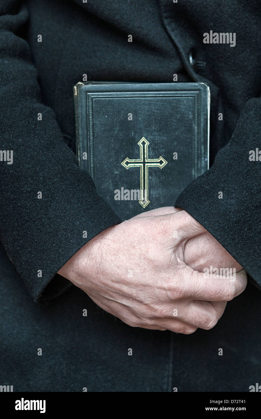 Sacerdote con una bibbia-close-up Foto Stock