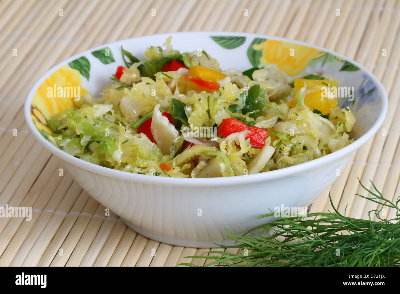 Foglie cinesi, peperoni rossi e gialli con insalata di medicazione Foto Stock