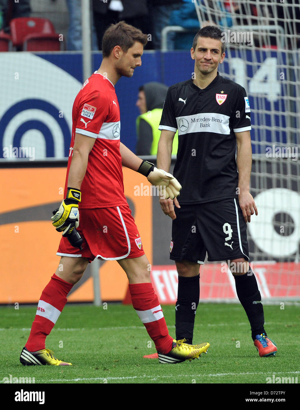 Stoccarda è il portiere Sven Ulreich (L) e Vedad Ibisevic sono deluso dopo la Bundesliga tedesca partita di calcio tra FC Augsburg e VfB Stoccarda a SGL-Arena di Augsburg, Germania, 27 aprile 2013. Foto: STEFAN PUCHNER (ATTENZIONE: embargo condizioni! Il DFL permette l'ulteriore utilizzazione di fino a 15 foto (solo n. sequntial immagini o video-simili serie di foto consentito) via internet e media on line durante il match (compreso il tempo di emisaturazione), adottate dall'interno dello stadio e/o prima di iniziare la partita. Il DFL permette la trasmissione senza restrizioni di rec digitalizzata Foto Stock
