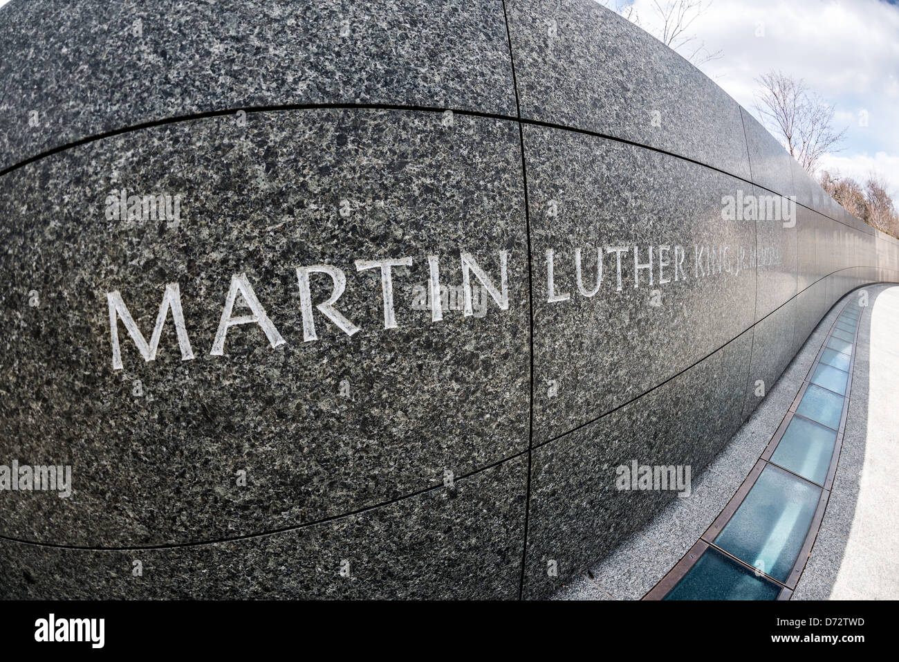 WASHINGTON DC, Stati Uniti d'America - Martin Luther King Jr. il nome scritto in pareti di marmo della MLK Memorial accanto al bacino di marea a Washington DC. Prospettiva distorta dalla lente fisheye. Foto Stock