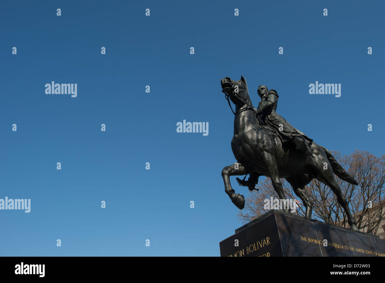 WASHINGTON DC, Stati Uniti d'America - Vista anteriore destra di una grande statua del leader venezuelano Simon Bolivar, da Felix de Weldon, che sorge in un parco di fronte all'interno dipartimento di Foggy Bottom in Northwest Washington DC. La statua è stata installata come un dono del governo venezuelano in 1955 ed è formalmente chiamato Equestrian di Simon Bolivar. Foto Stock