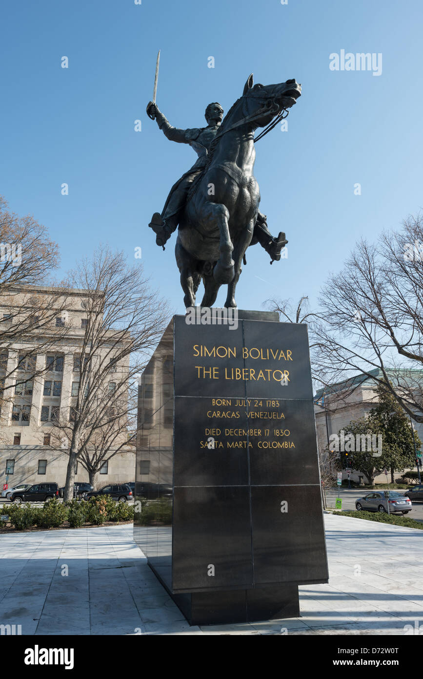 Statua di Simon Bolivar Equestrian Washington DC // WASHINGTON DC — la statua equestre di Simon Bolivar si trova davanti all'edificio del Dipartimento degli interni degli Stati Uniti a Foggy Bottom. Creato dallo scultore Felix de Weldon, il monumento fu installato nel 1955 come dono del Venezuela. La statua in bronzo raffigura il leader della liberazione sudamericano a cavallo sullo sfondo dell'edificio federale modernista. Foto Stock