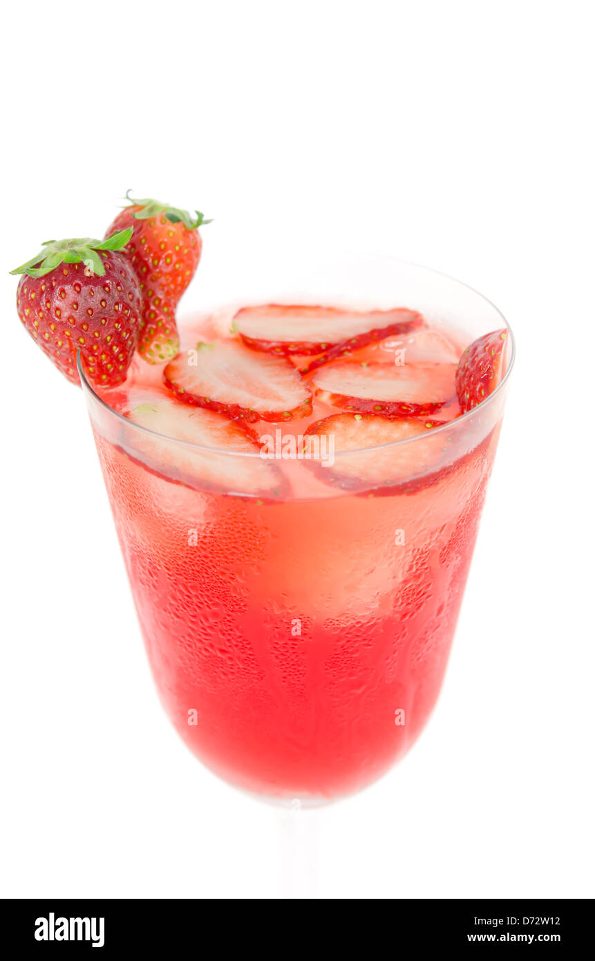 Succo di fragola in vetro servita con fette di fragola Foto Stock