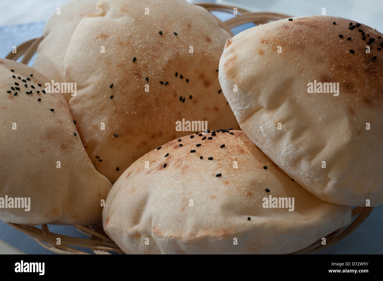 Tradizionale pane baladi su un tavolo in Il Cairo Egitto Foto Stock
