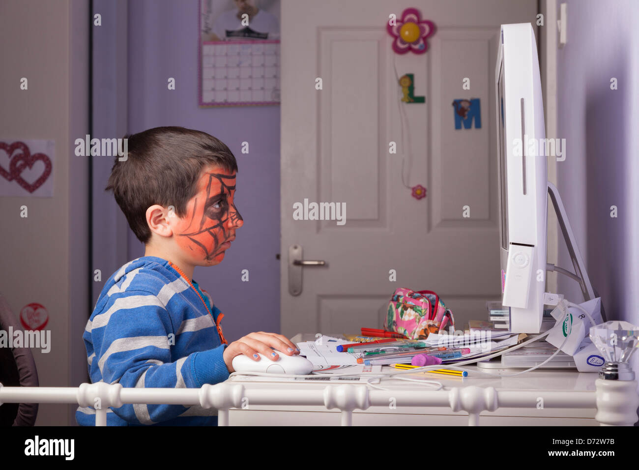 Ragazzo ,5 anni,giochi sul computer Foto Stock