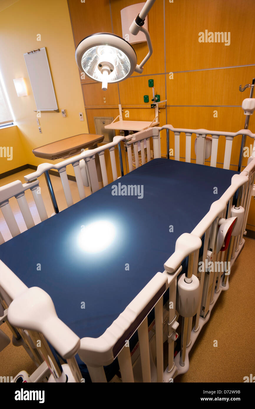Ispezione medica brilla di luce verso il basso letto bambini camera di ospedale Foto Stock